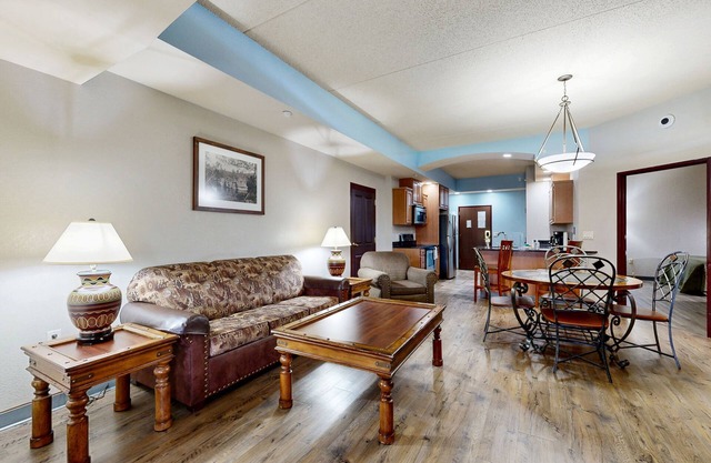 Chula Vista condo with jetted tub, on-site golf, & fireplace - great location