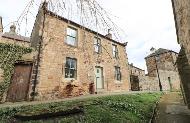 CHURCH COTTAGE, pet friendly, with open fire in Barnard Castle