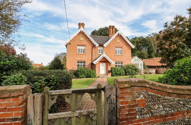 CHURCH FARM, DUNWICH, pet friendly, with open fire in Westleton
