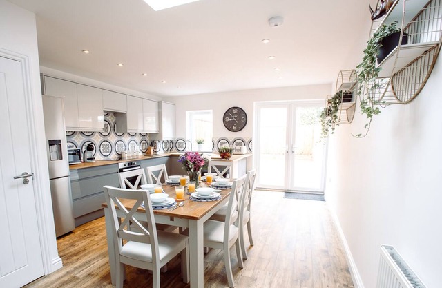Chute House City centre 4 bed house, 2.5 bathrooms, private garden, sleeps8