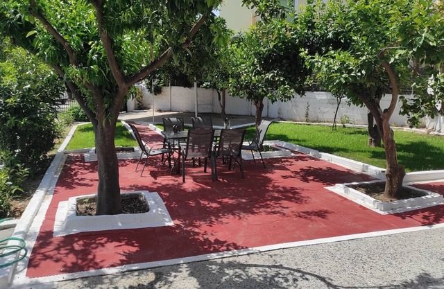 City Apartment w/3 BR & spacious yard
