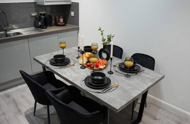 City Centre Luxury Apart |Sofa Bed |WIFI | Netflix