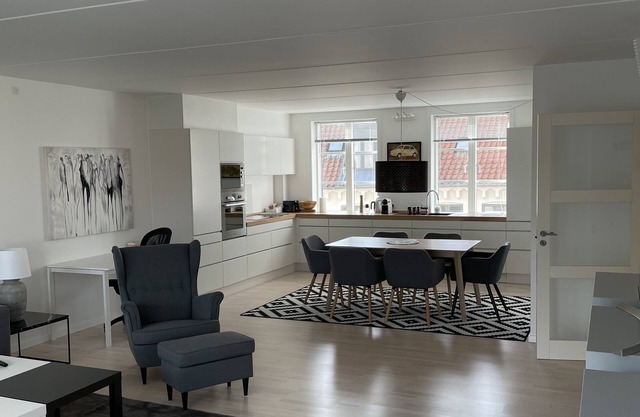 City Lux apartment with 2 full bathrooms