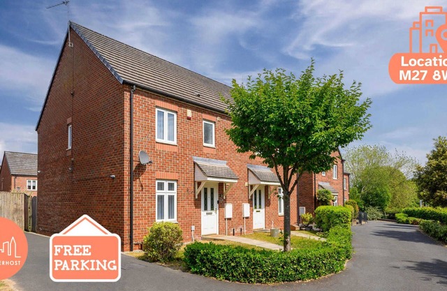 City SuperHost | Pendlebury House Free Parking