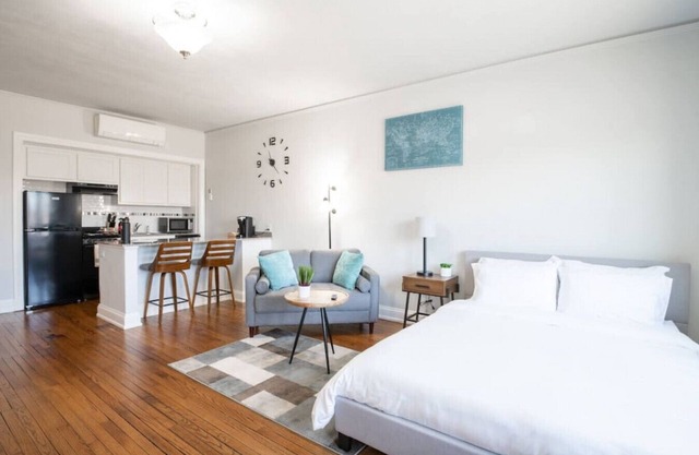 CITY VIBES - Modern Suite in the heart of Downtown