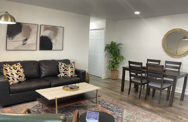 City view, Balcony + Modern Kitchen+75tv