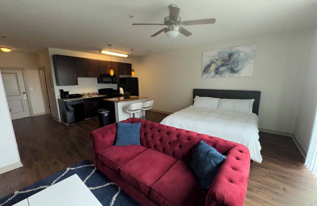 City View Studio Pool Gym Walk to UAB