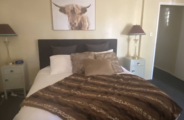 Clanarrah Eclectic - An old shop turned into a spacious 2 bedroom cottage