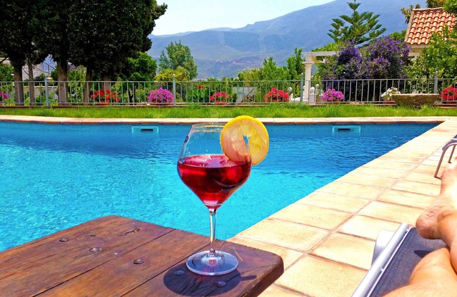 CLASSIC ANDALUSIAN VILLA, SURROUNDED BY ORANGE TREES, FOUNTAINS. PRIVATE POOL.