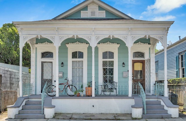 Classic Bywater Shotgun Suite/great location in perfect neighborhood