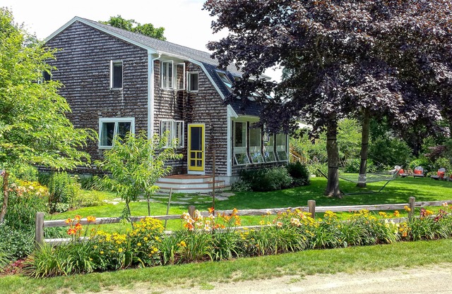 Classic coastal home near the beach w/lush garden, game room & deck - dogs OK