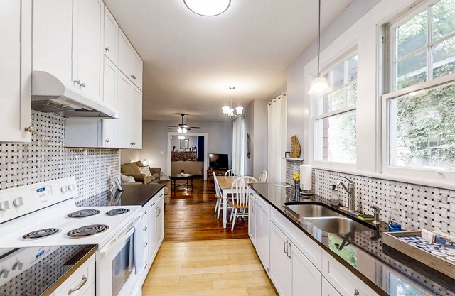 Classic cottage with large yard, fast WiFi, washer/dryer, & central AC