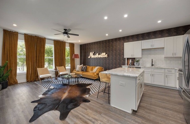 Classic Country - Mins to Broadway - Rooftop Deck – Sleeps 8