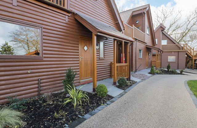 CLASSIC LODGE 31, family friendly, with pool in Dyserth