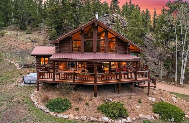Classic Log Cabin near Rocky Mt Nat'l Park and Ski