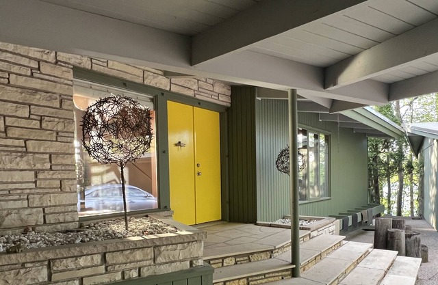 Classic Mid Century Modern 5 BR 3 Bth Lake Home. 20 minutes from downtown Mpls..