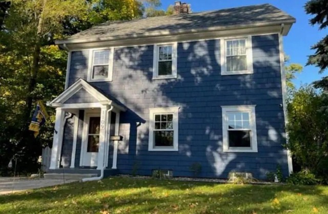 Classic Notre Dame House .7 mi walk to Campus via Angela or Eddy St. Sleeps 14.