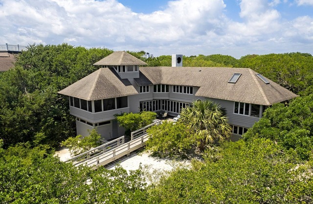Classic Second Row Beach House, Short Walk to the Beach