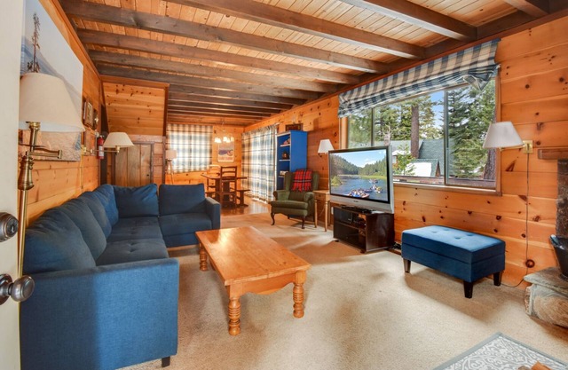 Classic Tahoe Cottage - 1/2 Mile to Beach, Dogs Ok