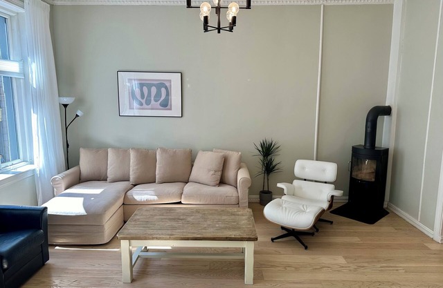 Classical 3 bedroom, 2 bath, minutes walk from Royal Palace, Shopping & Downtown