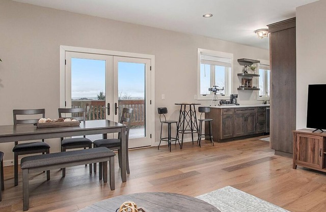 Classy Cabin | Beaches | Grand Mere | Wineries