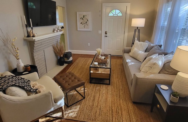 Classy Copacetic Cottage-King bd, Clean, close to Downtown, Furman, Swamp Rabbit