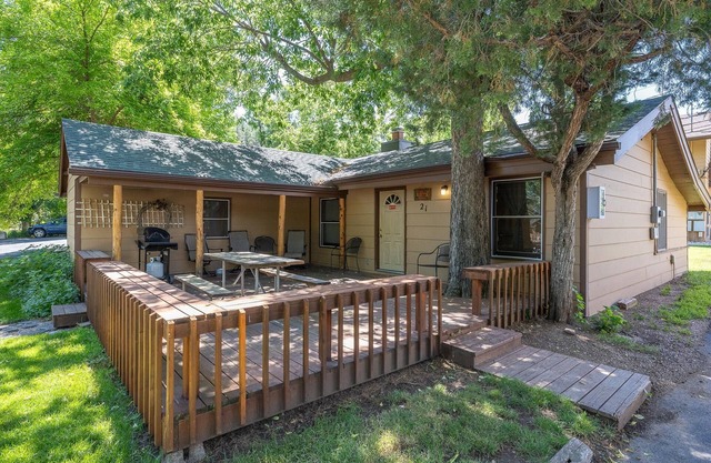 Clean and Comfortable Cabin Thirty Minutes from Mt Rushmore - In Rapid City On Canyon Lake Thirty Minutes from Mt Rushmore