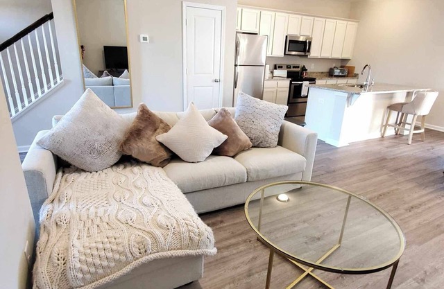 Clean and comfortable townhome with parking in Columbia