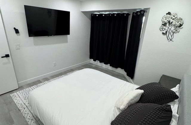 Clean and Modern 4 Bedroom vacation home