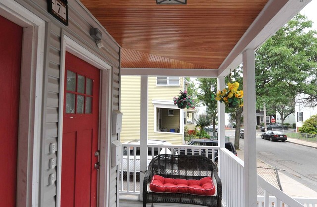 CLEAN Apt Near Boston/Cambridge, Harvard, MIT with Parking - Great Reviews!