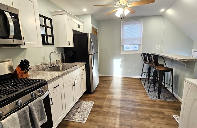 Clean, Comfortable 2-Bedroom Apartment in Downtown LaPorte