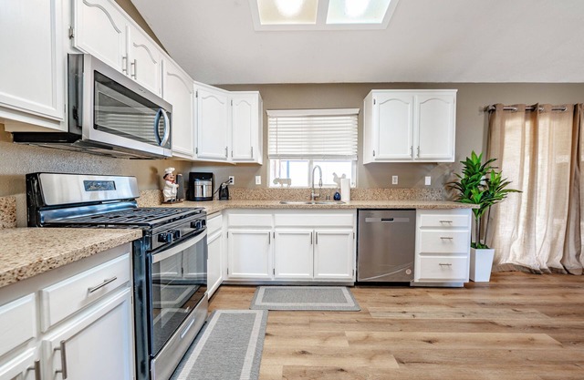 CLEAN & COMFORTABLE 3BDS /2 BTHS HOME. CENTRALLY LOCATED NEAR ALL CONVENIENCES.