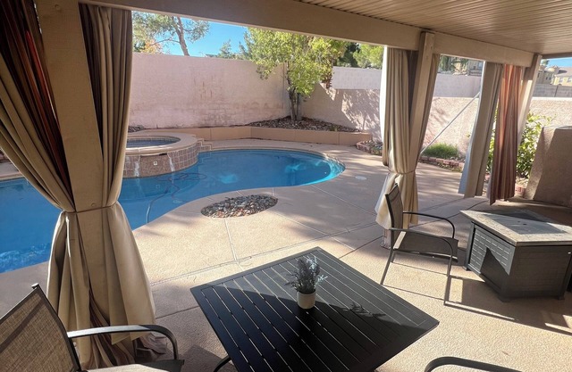 CLEAN, COMFORTABLE 4bedroom house with POOL & JACUZZI,GAMEROOM near Everything!