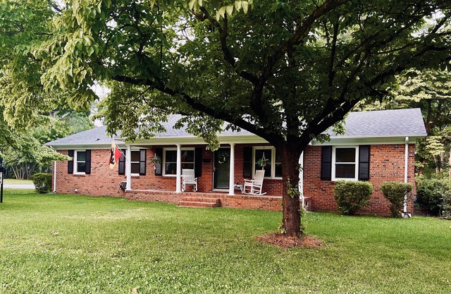 Clean Comfortable Corner Home in Colonial Capital of New Bern