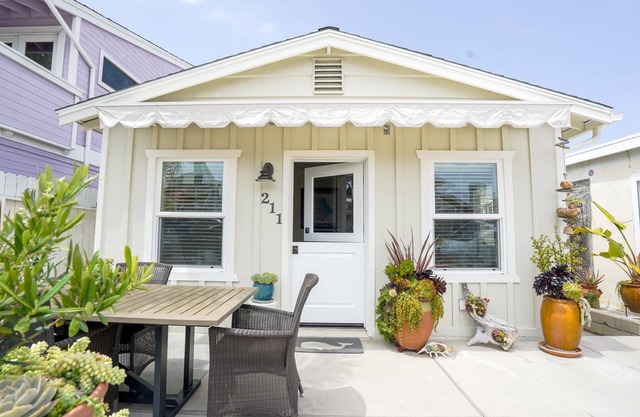 Clean Cottage for 2, Great Location! Large Patio, AIR, WiFi, Grill- VALUE!