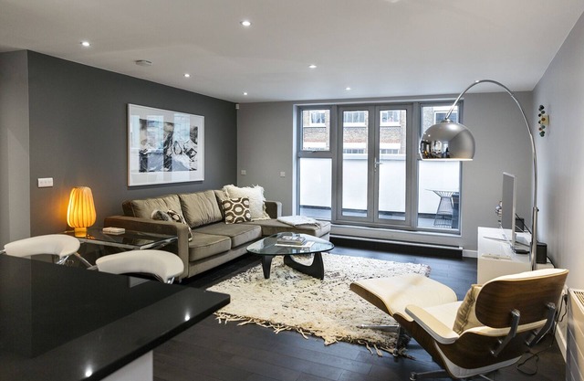 CLEAN FULLY LOADED PENTHOUSE - 2beds/2baths/2decks