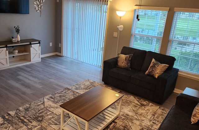 Clean, nice and neat townhome near Airport and River City shopping center.