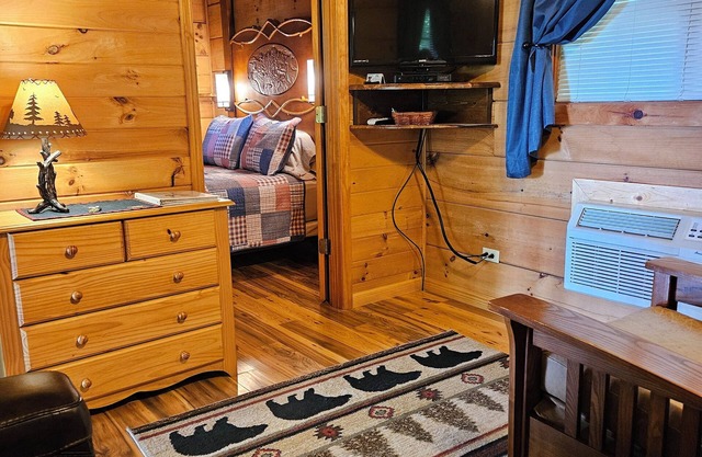 Clean, private cabin, convenient to downtown Waynesville; 1 of 2 cabins