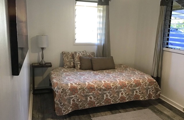 Clean single room across the street from the beach. 5 min walk to Historic town