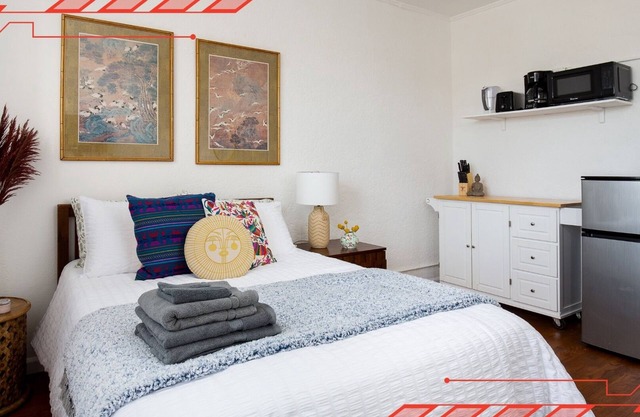 Clean studio APT, near DTLA!