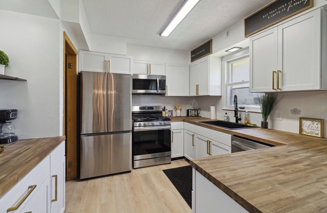 Clean Stylish Omaha Midtown Abode