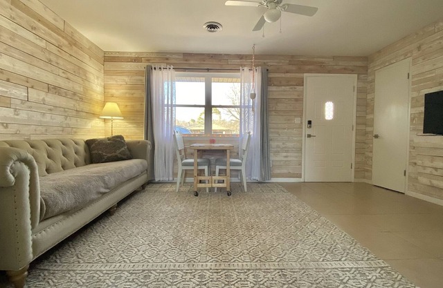 Clean updated private yard house 2-5min drive to attractions