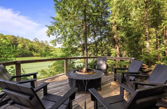Clear Creek Retreat Lake Views from every room
