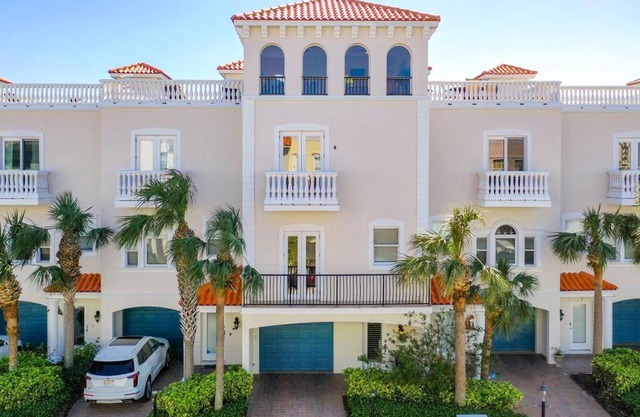 Clearwater Penthouse 5 min Beach walk Heated Pool