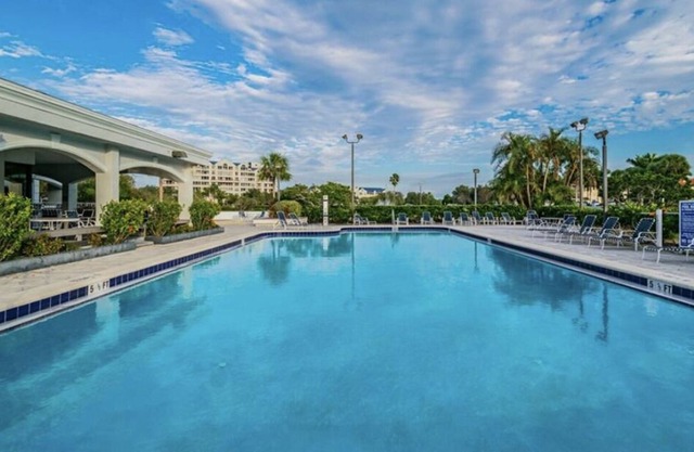 Clearwater / St Pete / Feather Sound - Large newly remodeled - 1 Bed/2 Bath