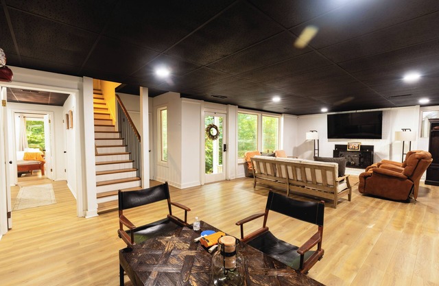 Clemson 3BR Family-Friendly Near Stadium with 75” TV and Indoor Putt Green