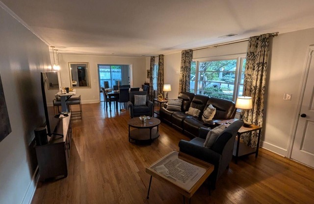 CLEMSON Newly renovated- quick access to Patrick Square and Downtown, Stadium.