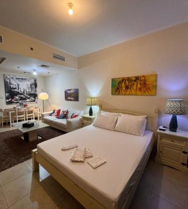 Click Stay - JLT - Entire Studio & Balcony Lakes view Apartment -AM