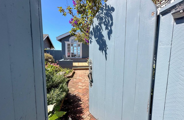 Cliff Cottage - Unobstructed ocean, and beach views, short walk to the beach