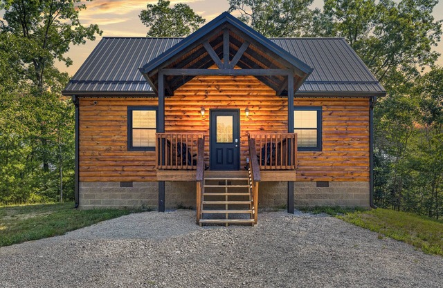 Cliff Haven at Red River Gorge 2-bedroom cabin with WiFi, AC, Fire Pit, Hot Tub